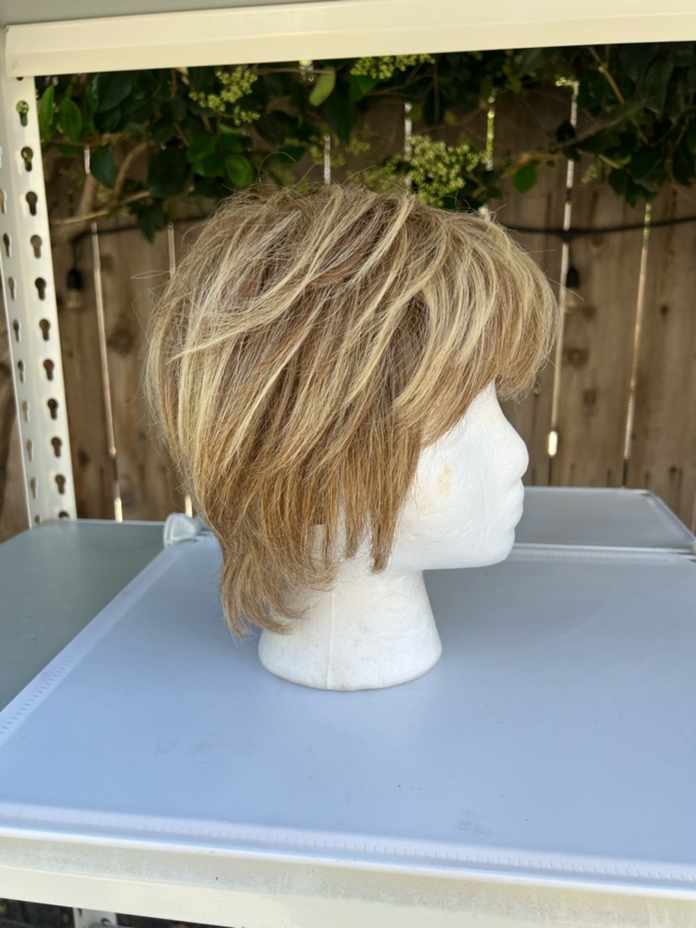 Short Layered Women's Wig in Blonde - Picture 4 of 7